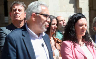 El secretario xeral del PSdeG, José Ramón Gómez Besteiro, acompaña al alcalde de Lugo, Miguel Fernández, en su comparecencia ante los medios tras conocerse la moción de censura que impulsa el PP