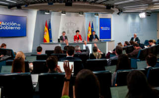 La ministra de Inclusión, Seguridad Social y Migraciones, Elma Saiz, el ministro de la Presidencia, Justicia y Relaciones con las Cortes, Félix Bolaños, y el ministro de Transportes y Movilidad Sostenible, Óscar Puente, durante la rueda de prensa tras el consejo de Ministros