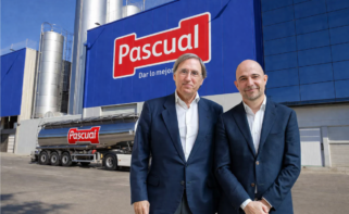 Tomás Pascual y César Vargas, presidente y consejero delegado de Calidad Pascual, con una planta del grupo de fondo