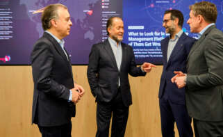 De izquierda a derecha, Francisco Botas, consejero delegado de ABANCA, Juan Carlos Escotet Rodríguez, presidente de ABANCA, Juan de Dios Lechuga, director general de IT, Información, Procesos y Operaciones de ABANCA, y Carlos Pérez, del área de Seguridad Digital de ABANCA