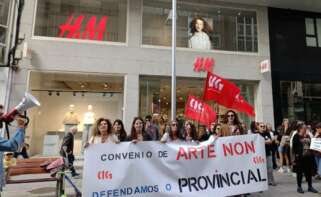 Protesta en Pontevedra contra el convenio de ARTE a su paso por una tienda de H&M / CIG