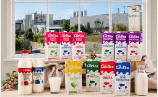 Leche de marca blanca de DIA en un fotomontaje que muestra las fábricas de Leyma y Larsa, dos de sus proveedores, en el paisaje visible por la ventana