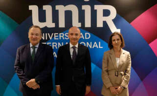 José María Vázquez-García Peñuela; rector de UNIR; Óscar García Maceiras, CEO de Inditex; y Cristina Ruiz, presidenta de PROEDUCA, en el acto de AULA UNIR