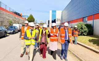 La conselleira de Economía, María Jesús Lorenzana, camina junto a Olalla Cuiña y Ramón Cuiña en las instalaciones de Metaldeza