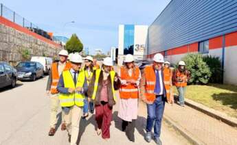 La conselleira de Economía, María Jesús Lorenzana, camina junto a Olalla Cuiña y Ramón Cuiña en las instalaciones de Metaldeza