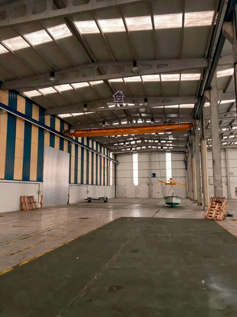 Nave industrial en venta en el polígono de Sabón al lado de Inditex en la avenida da Deputación