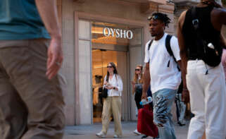 Varias personas pasan delante de una tienda Oysho, en el centro de Barcelona