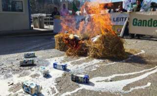 Protesta de ganaderos del Sindicato Labrego Galego frente a la planta de Lactalis / Sindicato Labrego Galego