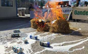 Protesta de ganaderos del Sindicato Labrego Galego frente a la planta de Lactalis / Sindicato Labrego Galego