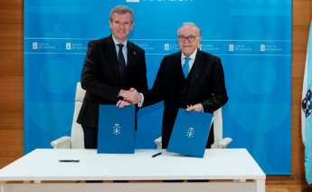 El presidente de la Xunta de Galicia, Alfonso Rueda, y el presidente de la Fundación La Caixa, Isidro Fainé, en la firman del acuerdo marco