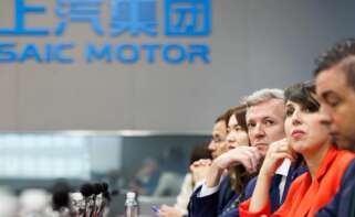 El presidente de la Xunta, Alfonso Rueda, y la conselleira de Industria, María Jesús Lorenzana, durante un encuentro con directivos de SAIC en China, dentro de su gira para a dar a conocer las oportunidades de inversión en Galicia. Foto: Xunta