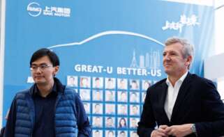 El presidente de la Xunta visita la fábrica de producción de baterías de SAIC, empresa que podría desembarcar en Galicia con una planta de vehículos eléctricos