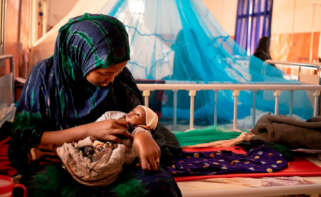 Mujer con un bebe en brazos