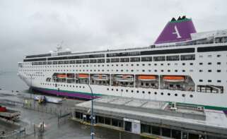 El crucero 'Ambition', aislado por un brote de gastroenteritis que afectó a decenas de pasajeros y tripulación, atraca en el puerto de A Coruña / M. Dylan