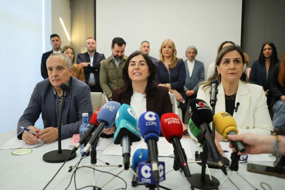 La nueva alcaldesa de Lugo, Elena Candia (c), junto a la concejala tránsfuga del PSOE, María Reigosa (d), tras registrar la moción de censura / Europa Press