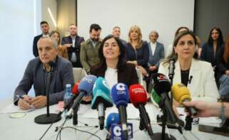 La nueva alcaldesa de Lugo, Elena Candia (c), junto a la concejala tránsfuga del PSOE, María Reigosa (d), tras registrar la moción de censura / Europa Press