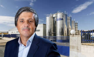 Javier Bretón, director general de Leche Celta, con una planta del grupo de fondo