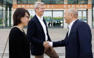 Alfonso Rueda y María Jesús Lorenzana durante su visita a la fábrica de baterías de SAIC Motors en Zhengzhou / Europa Press