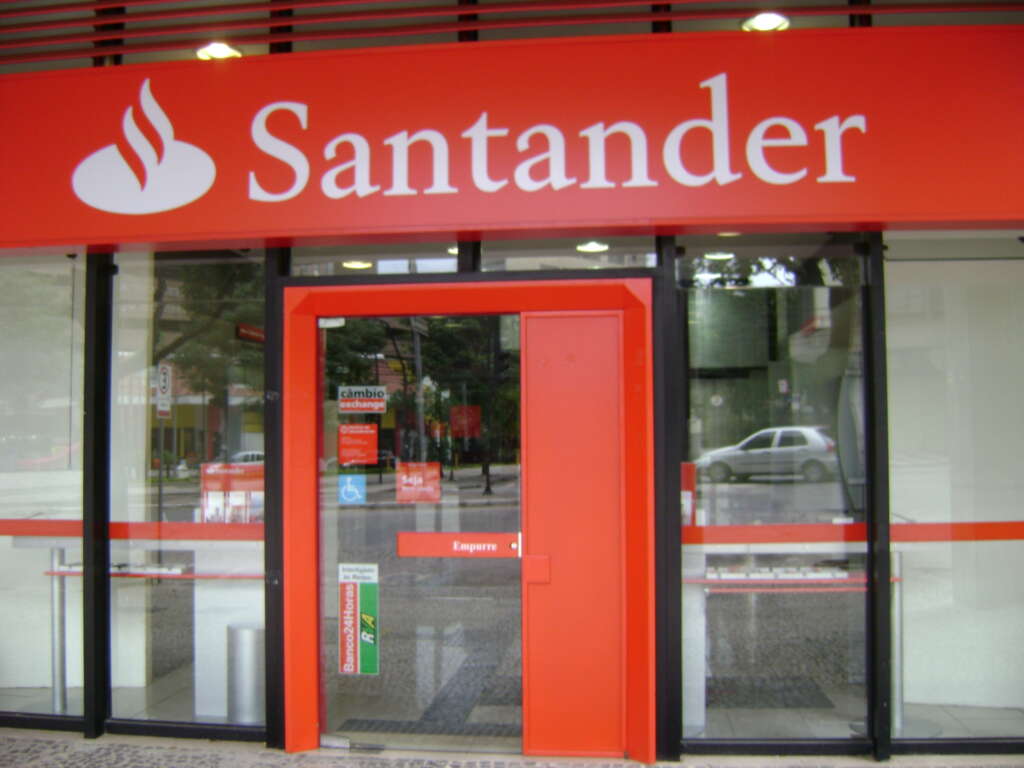 Imagem de arquivo de uma agência do Banco Santander / CC