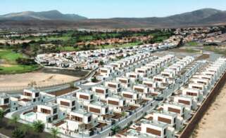 Recreación del complejo de villas turísticas que Anjoca promueve en Fuerteventura