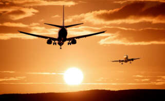 dos aviones en el aire