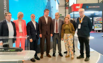 El secretario del PSdeG, José Ramón Gómez Besteiro (centro), durante su visita a la feria Navalia 2026 en Vigo.
