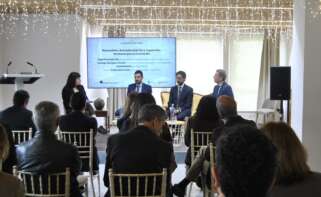 Mesa de diálogo del II Foro de Energía de ED Galicia con la participación de Pablo Fernández Vila, director xeral de Planificación Enerxética e Minas da Xunta de Galicia; Santiago Rodríguez Charlón, director de la división de Energía del Centro Tecnológico ITG y Oriol Sarmiento, gerente del Clúster de Enerxías Renovables de Galicia