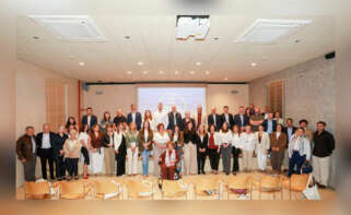 Foto de familia de la tercera edición del foro “Mulleres dos Mares”