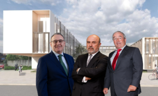 José Luis Suárez (Copasa). José Manuel Otero (Puentes) y Jacintio Rey (San José), en un montaje con el proyecto para la ampliación del Hospital da Mariña de fondo