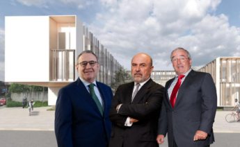 José Luis Suárez (Copasa). José Manuel Otero (Puentes) y Jacintio Rey (San José), en un montaje con el proyecto para la ampliación del Hospital da Mariña de fondo