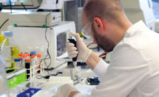 investigador en laboratorio