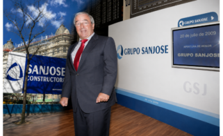 Jacinto Rey, presidente de Grupo San José, con una imagen de las obras de la constructora en el Hotel Ritz en Madrid