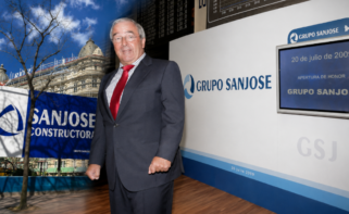 Jacinto Rey, presidente de Grupo San José, con una imagen de las obras de la constructora en el Hotel Ritz en Madrid