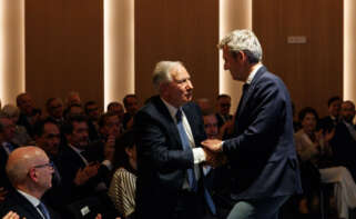 José González, presidente de Luckia, recibe el saludo del presidente de la Xunta, Alfonso Rueda / Xunta