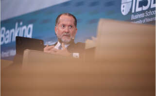 El presidente de Abanca, Juan Carlos Escotet, durante la sesión inaugural del foro de debate económico, en el Aula Magna del campus del IESE / Alejandro Martínez / Europa Press
