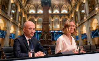 Fotomontaje de Óscar García Maceiras y Marta Ortega con el interior del edificio de la bolsa de Madrid de fondo