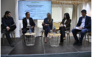 De izquierda a derecha, Juan Diego Pérez, director de la Autoridade Portuaria da Coruña; María Couto, CEO de Xeal; Natalia Barreiro, directora del complejo industrial de Repsol en A Coruña; y el profesor de la UDC, Fernando de LLano