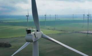 Parque eólico de Qair, con uno de los aerogeneradores en primer plano / Qair