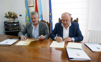 Juan Meléndez, director general de RE-VISTE, y Horacio Gil, alcalde de Arbo