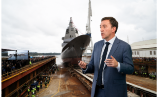 Ricardo Domínguez, presidente de Navantia, con los astilleros de Ferrol de fondo