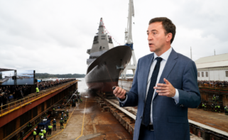 Ricardo Domínguez, presidente de Navantia, con los astilleros de Ferrol de fondo