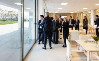 Flora Pérez, presidenta de la Fundación Amancio Ortega, con la arquitecta Elsa Urquijo, el CEO de Pontegadea, Roberto Cibeira y el exvicepresidente de Inditex, José Arnau, en una visita al centro de mayores donado en Ferrol junto a representantes políticos / Xunta