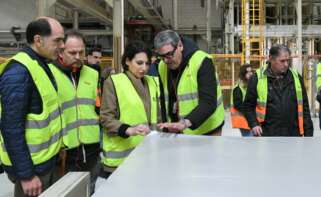 La conselleira de Economía, María Jesús Lorenzana, y Alfredo Ríos, director de la Axencia Galega da Industria Forestal, durante una visita a Finsa / Xunta