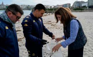 La conselleira Ángeles Vázquez participa en una iniciativa de limpieza de playas por el Día de los Océanos