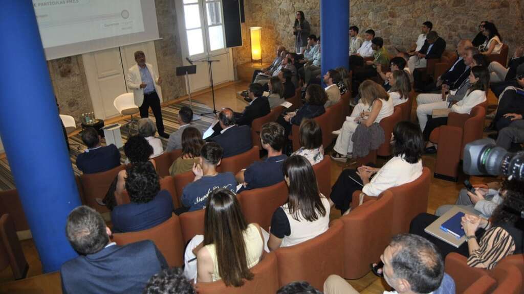 El director técnico del Atlas Urbano da Sostibilidade en Galicia, Xosé Gabriel Vázquez, presenta los resultados del estudio en la Fundación Paideia, ante una nutrida representación de la clase política, social y económica de la comunidad