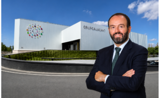 Montaje con Ignacio Elola en primer plano y la planta de Grupo Alacant de fondo