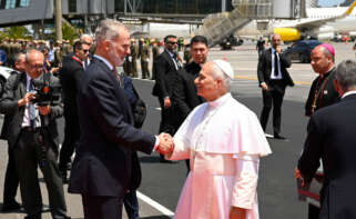 El Rey Felipe VI y el Papa León XIV conversan durante la celebración de la ceremonia oficial de despedida al Papa León XIV