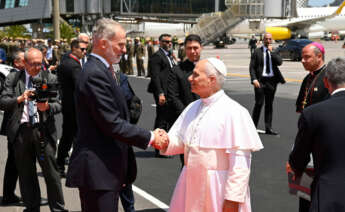 El Rey Felipe VI y el Papa León XIV conversan durante la celebración de la ceremonia oficial de despedida al Papa León XIV