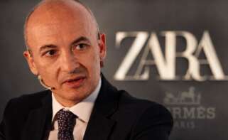Montaje de una foto de archivo del CEO de Inditex, Óscar García Maceiras, con los logos de Zara y Hermès de fondo