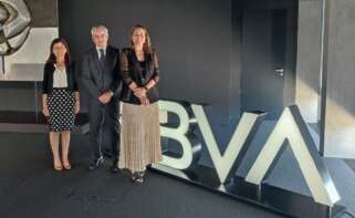 De izquierda a derecha, Begoña Cuetos, directora de Banca de Empresas e Instituciones de la Región Noroeste de BBVA; José García Casteleiro, director de Banca de Empresas e Instituciones de BBVA en España; y Guadalupe Hernández, directora de la Territorial Noroeste de BBVA.